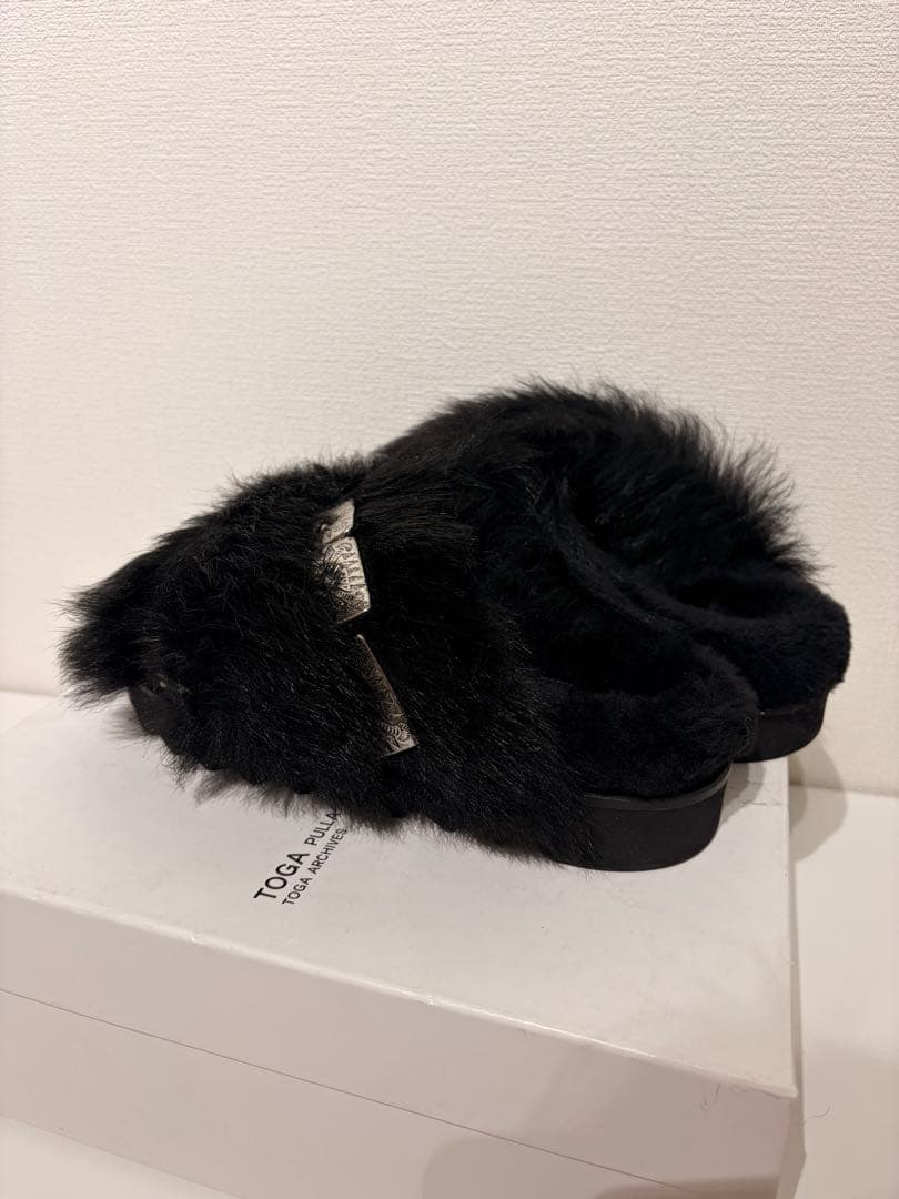 TOGA PULLA トーガ ファー スタッズ シルバーポリッド　サンダル