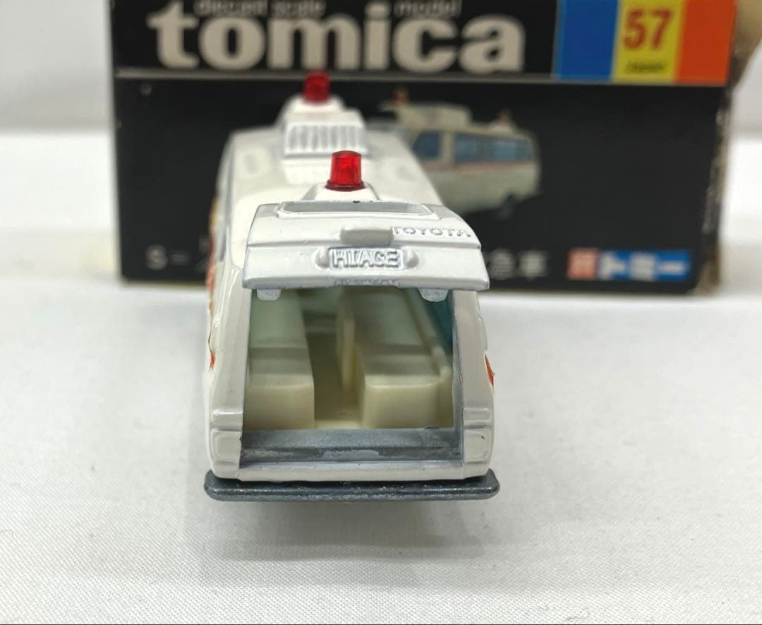 トミカ ハイエース コミューター救急車 ホワイト No.57 黒箱