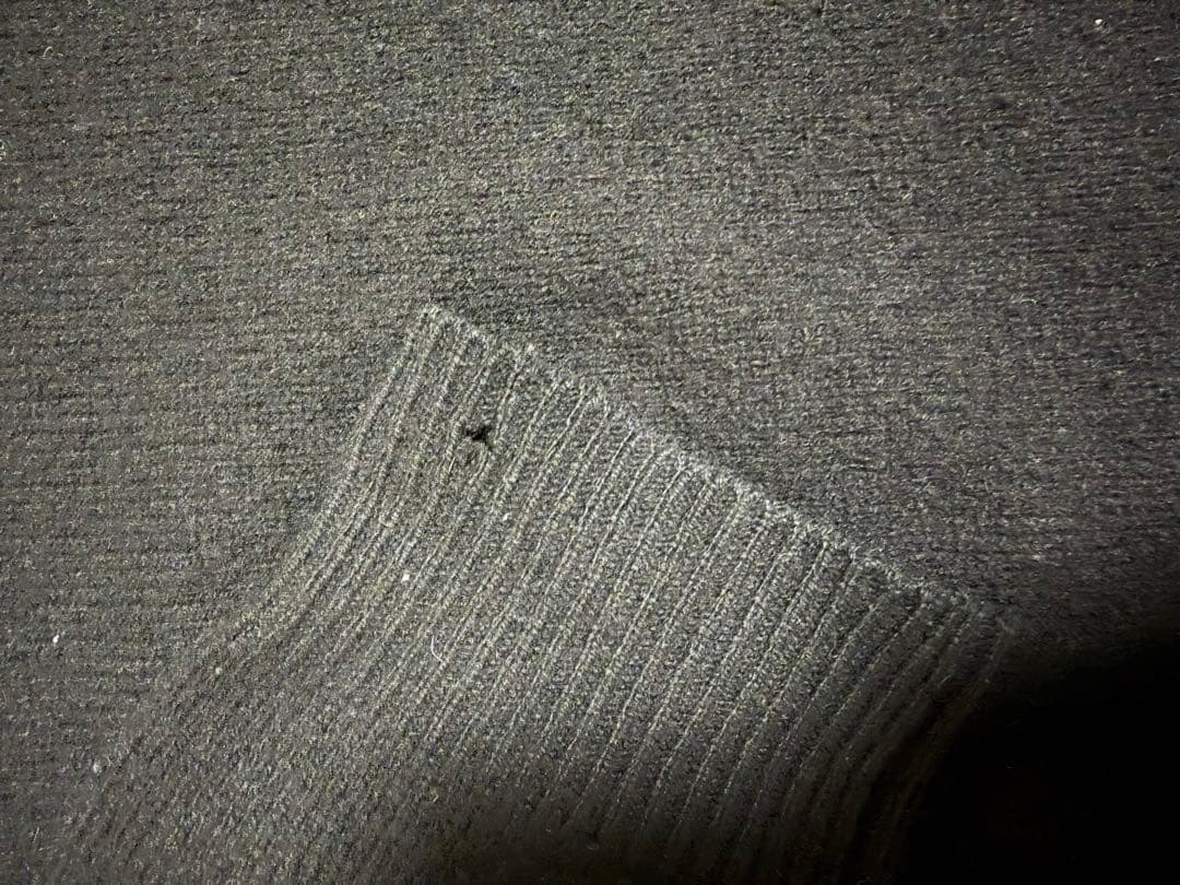 ブラック クルーネックニット