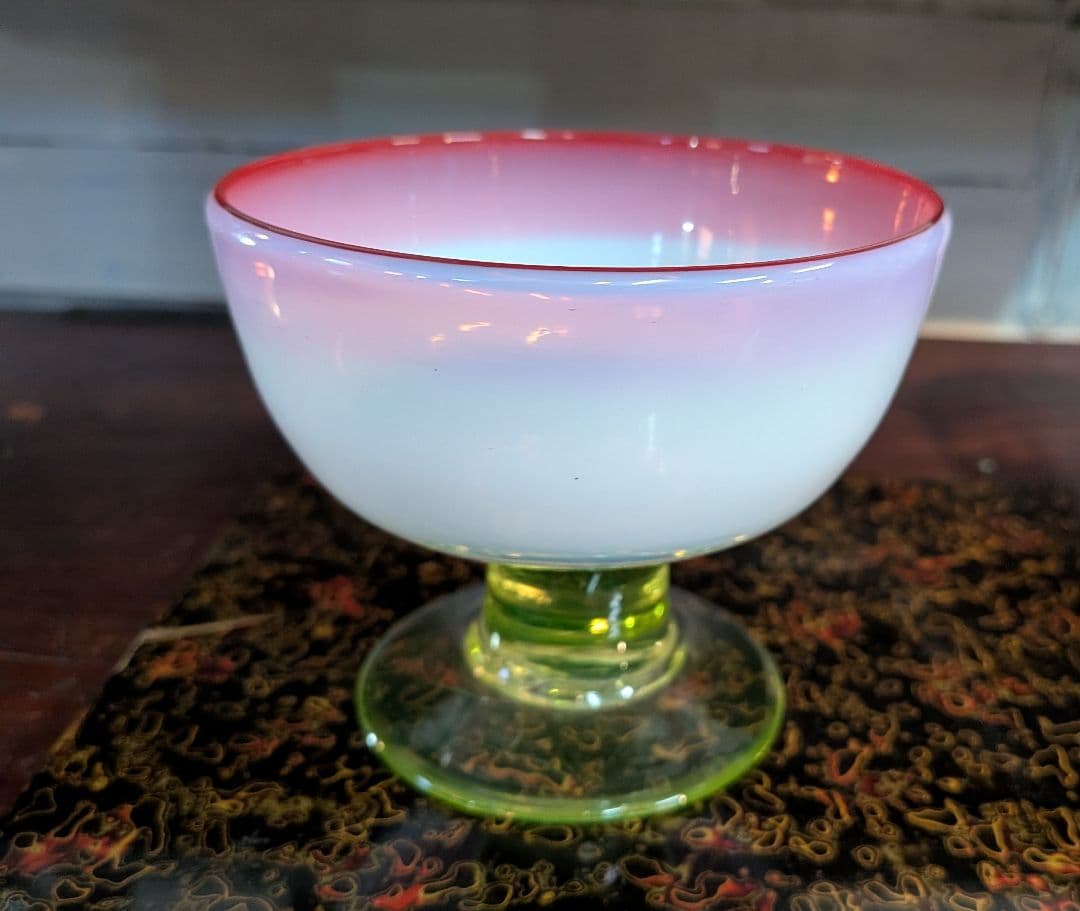 大正時代　三色　 乳白暈ガラス赤縁碗形氷コップ ウランガラス脚