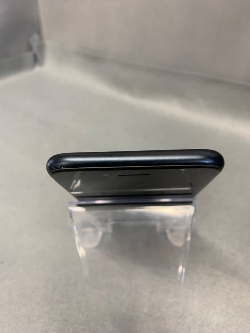 美品　国内版　SIMフリー　iPhoneSE-3 64GB ミットライト色