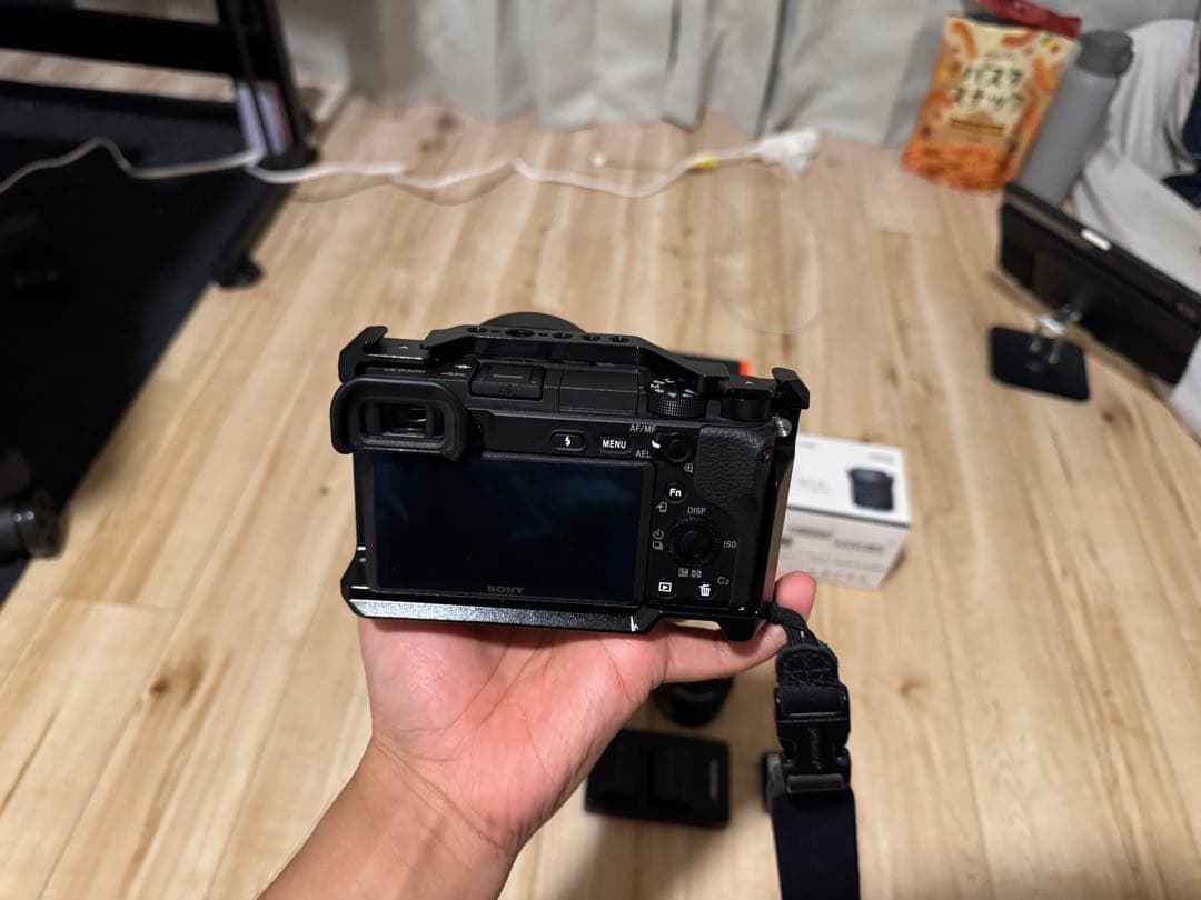 価格を値下げしました。 SONY α6400 ミラーレスカメラ レンズ3本付き