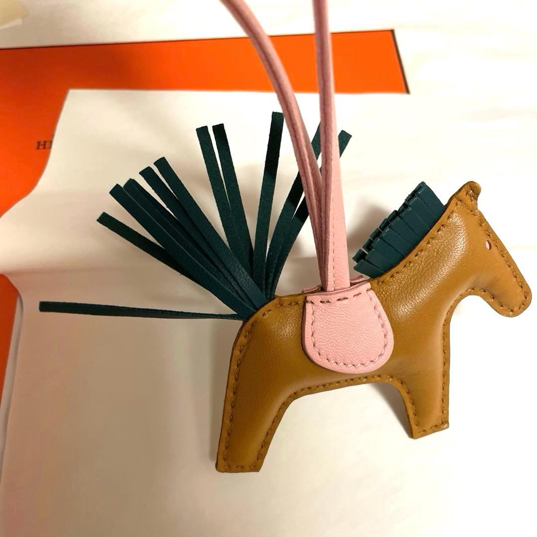 新品未使用美品　HERMES エルメス　ロデオPM　チャーム　レア　ローズサクラ