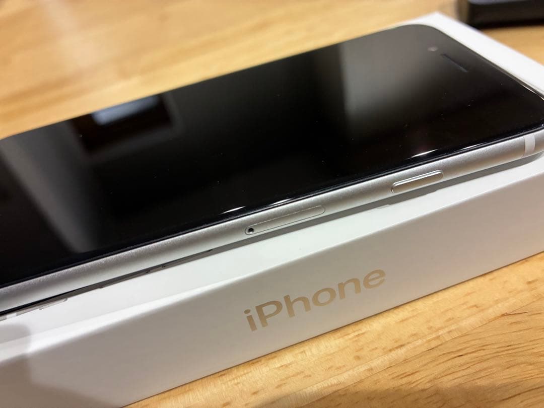 Apple iPhone SE 第二世代　ホワイト 本体　64GB 箱あり