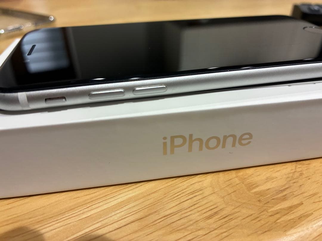 Apple iPhone SE 第二世代　ホワイト 本体　64GB 箱あり