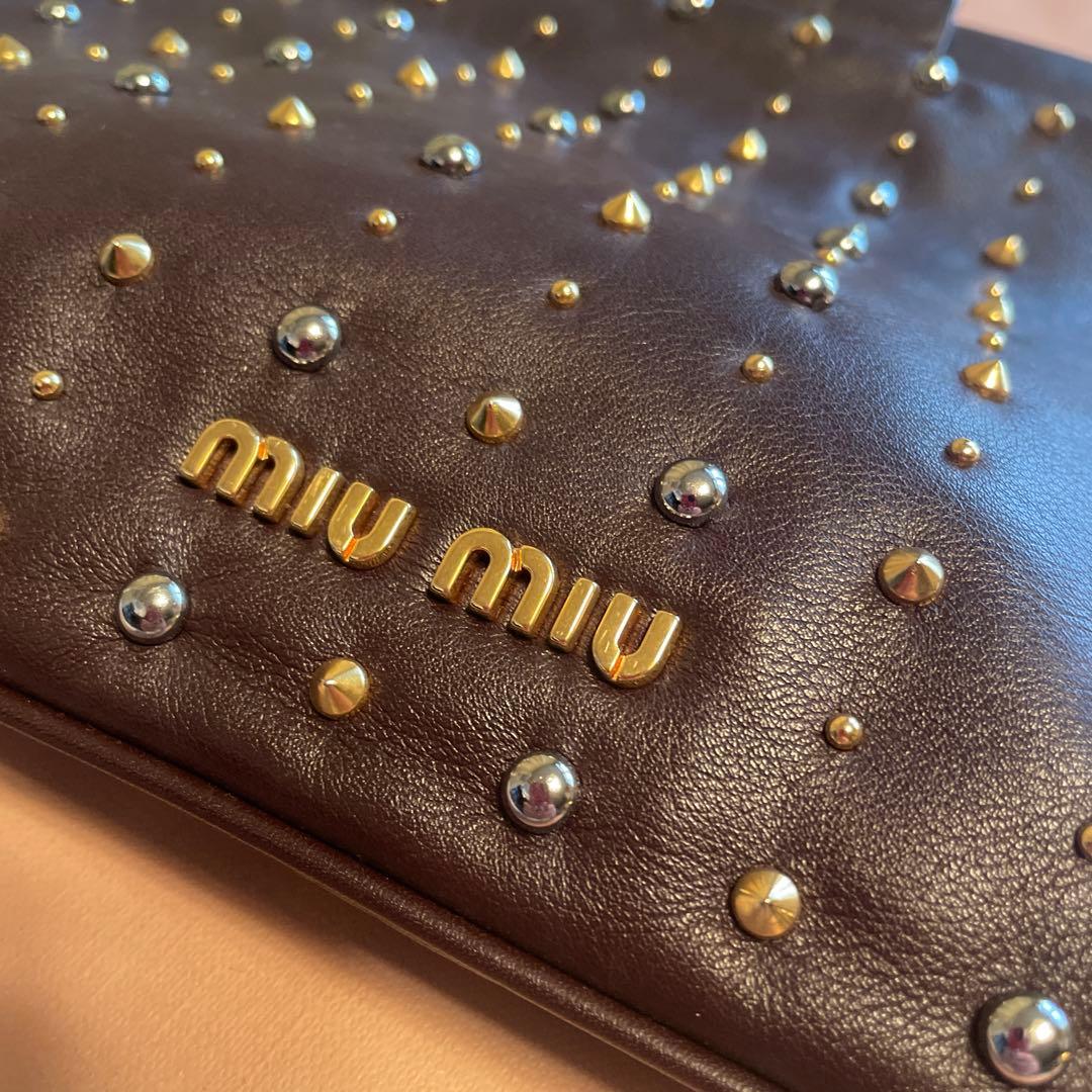 miu miu スタッズ付きクラッチバッグ