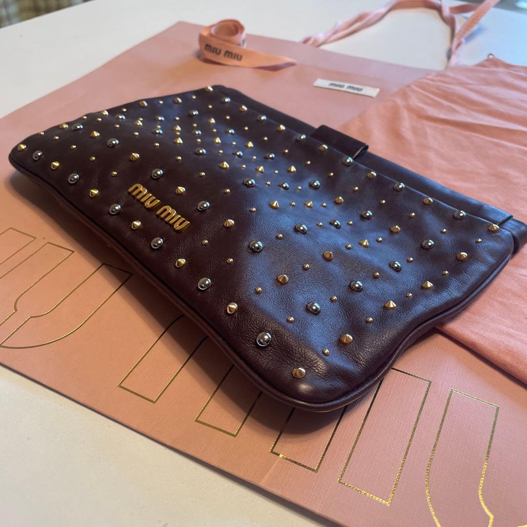 miu miu スタッズ付きクラッチバッグ