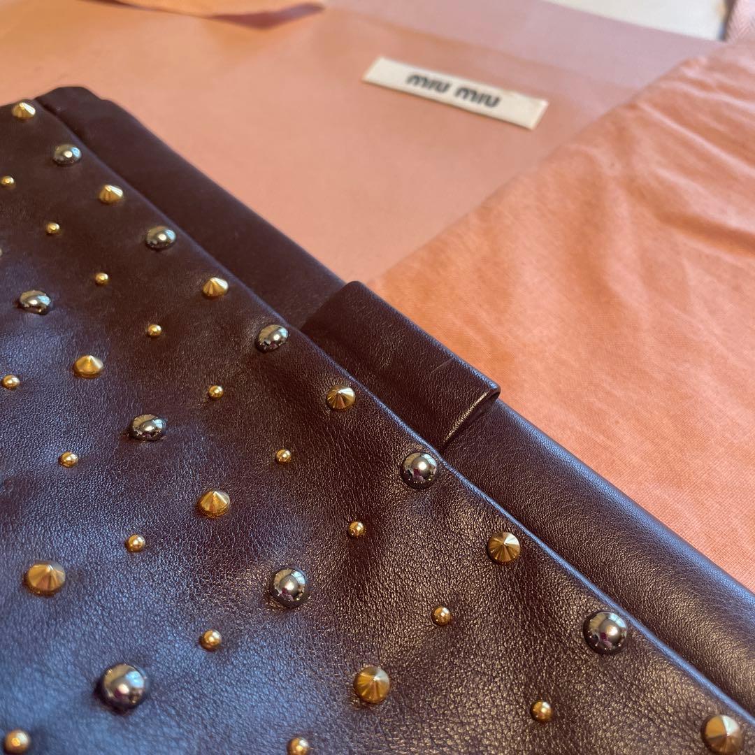 miu miu スタッズ付きクラッチバッグ