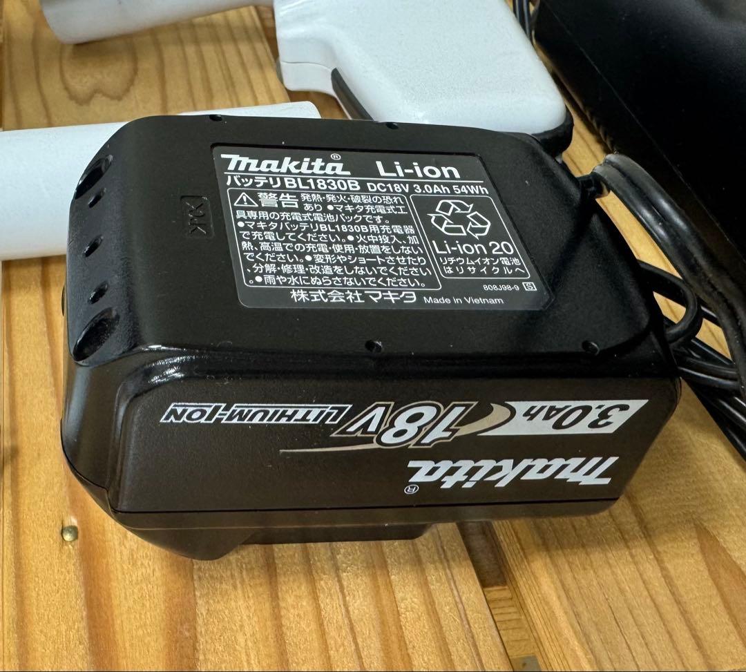 makita マキタ　強力！　掃除機　18v純正バッテリー　急速充電器付き