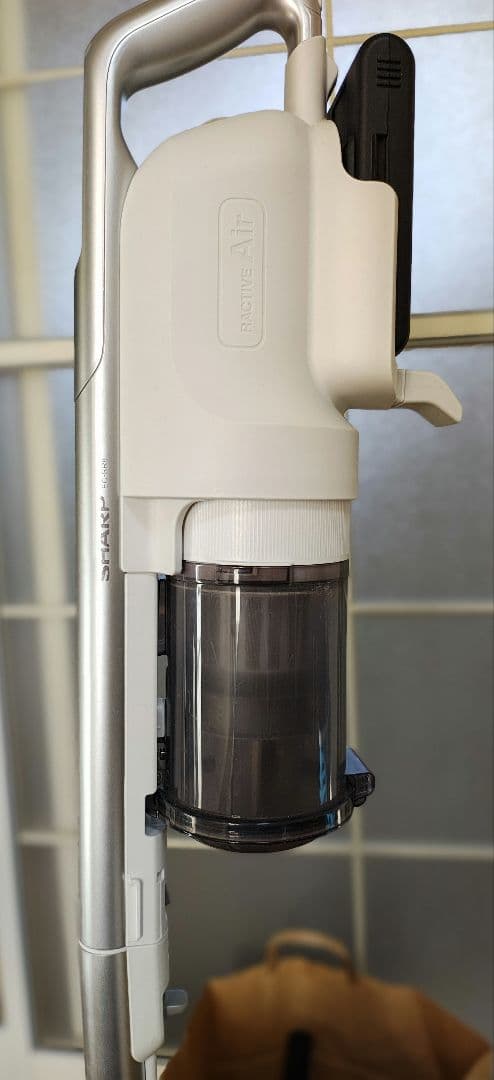 シャープコードレススティック掃除機RACTIVE Air EC-SR8-W