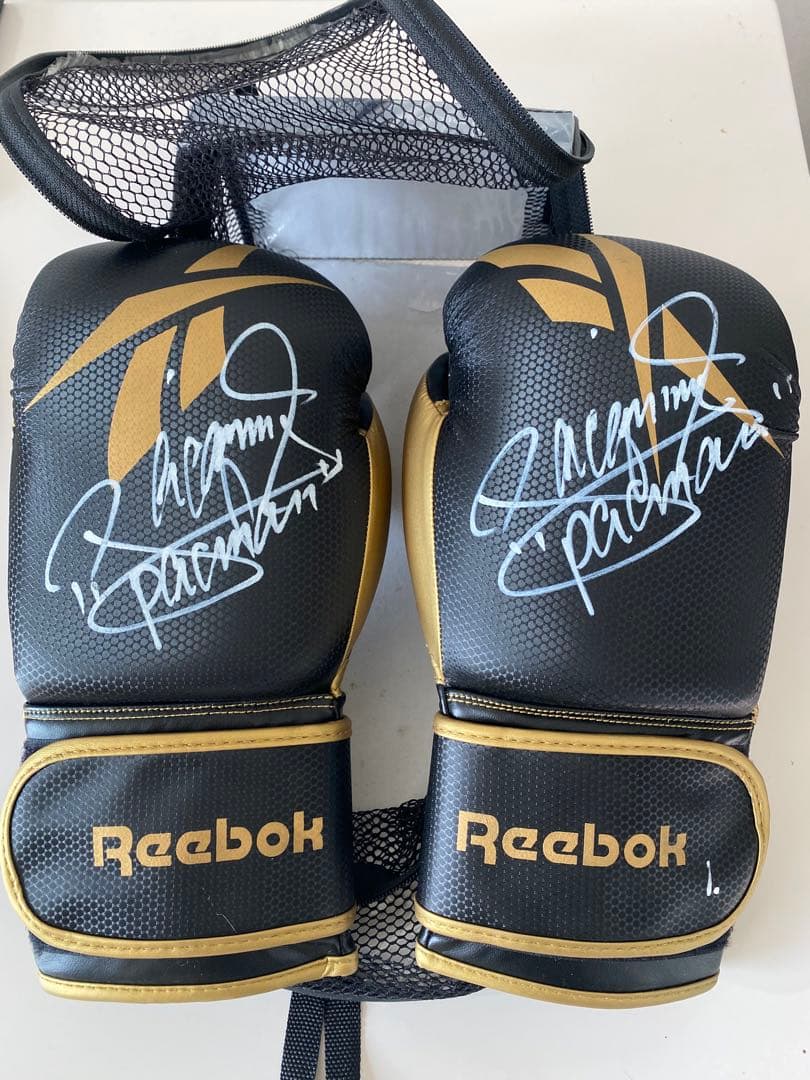 マニー・パッキャオのサイン入りボクシンググローブ