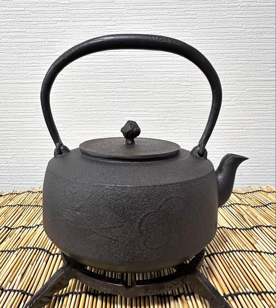 ＵＳＥＤ品 昭和期造　菊地保寿堂名人　菊池熊治作　１２型 梅文様 肩衝 南部鉄瓶