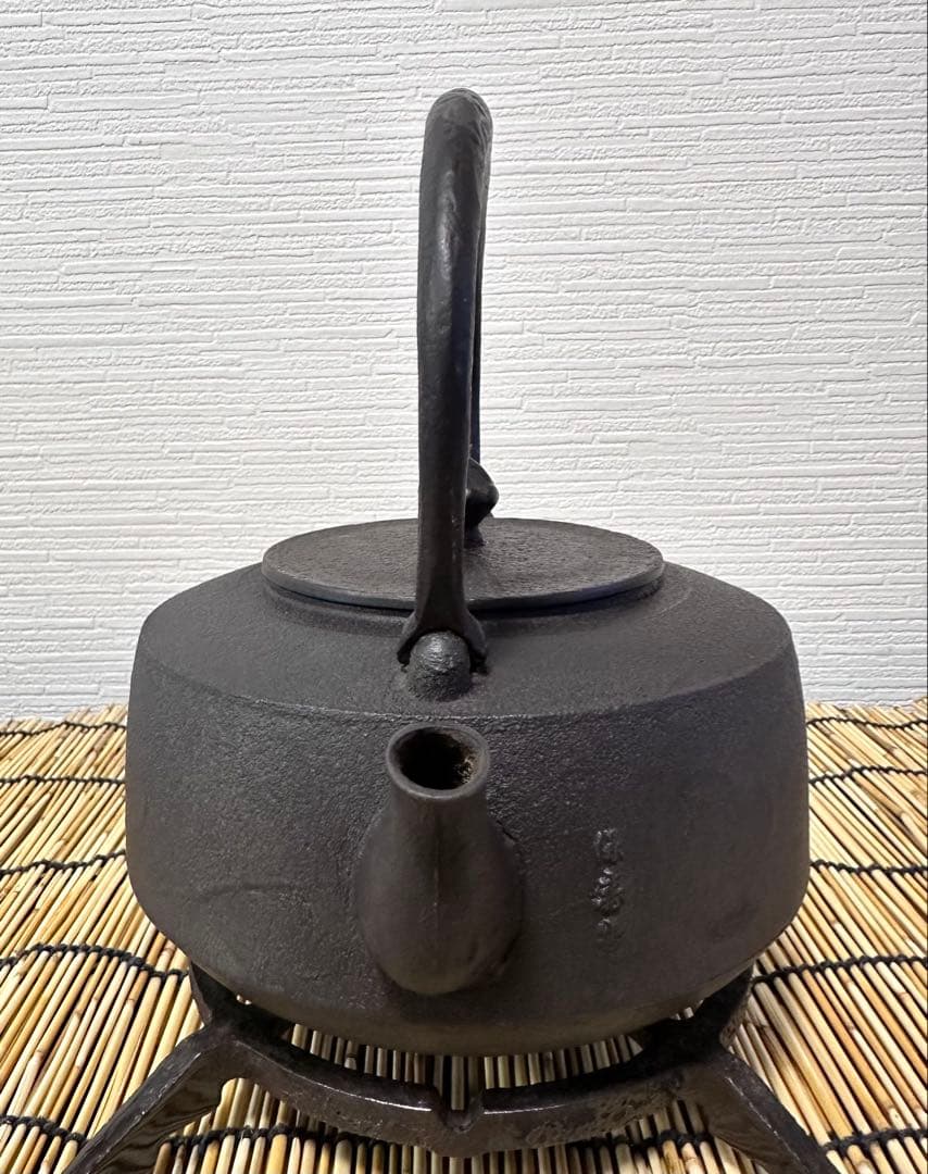 ＵＳＥＤ品 昭和期造　菊地保寿堂名人　菊池熊治作　１２型 梅文様 肩衝 南部鉄瓶