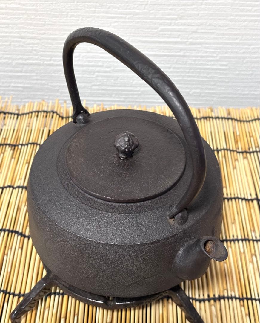 ＵＳＥＤ品 昭和期造　菊地保寿堂名人　菊池熊治作　１２型 梅文様 肩衝 南部鉄瓶