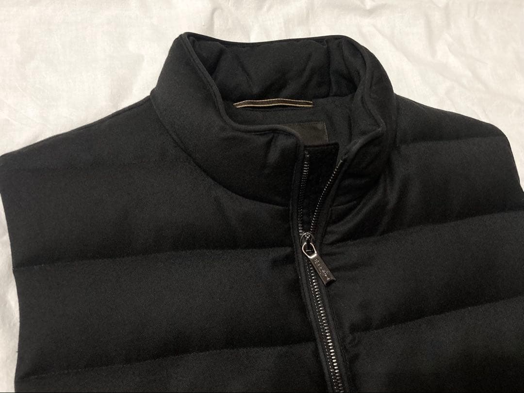 ト*モ様 ほぼ未使用MOORER ダウンベスト 44 黒 OLIVER-L ウー