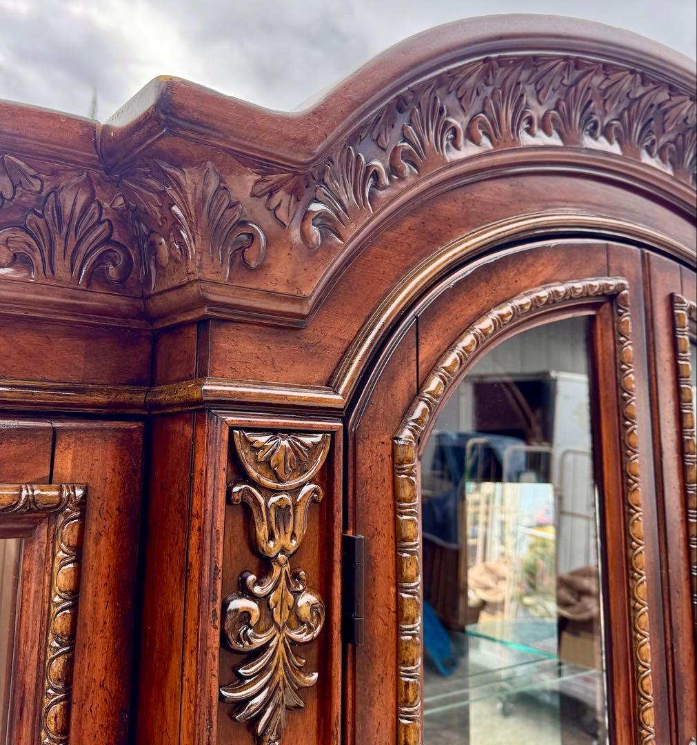 アメリカ製 豪華彫刻 ガラスキャビネット 飾り棚 ミラーバック