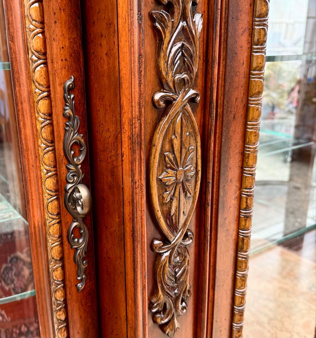 アメリカ製 豪華彫刻 ガラスキャビネット 飾り棚 ミラーバック