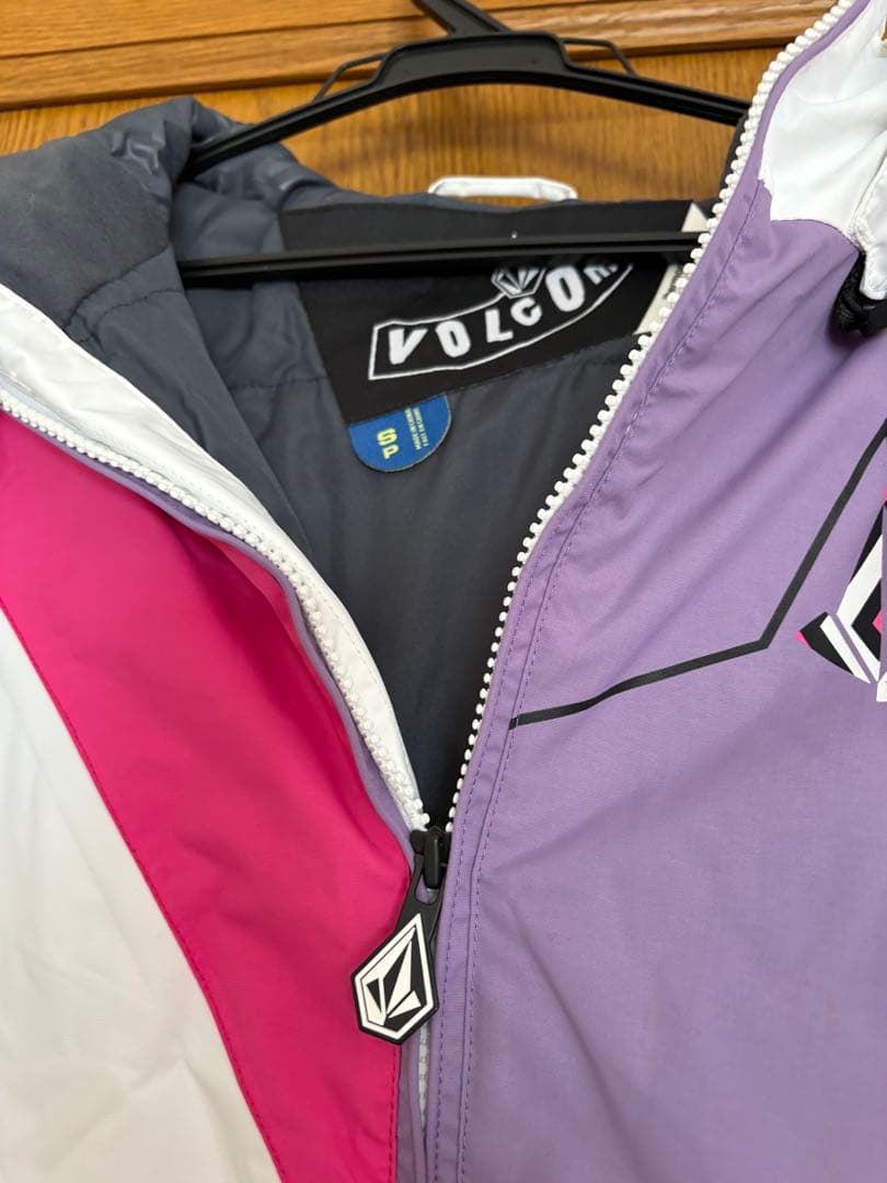 【新品・未使用】VOLCOM スノーボードジャケット Sサイズ（女性用）