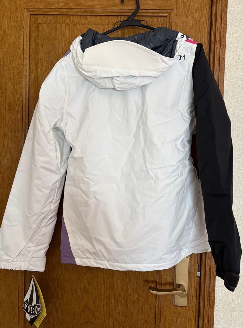 【新品・未使用】VOLCOM スノーボードジャケット Sサイズ（女性用）