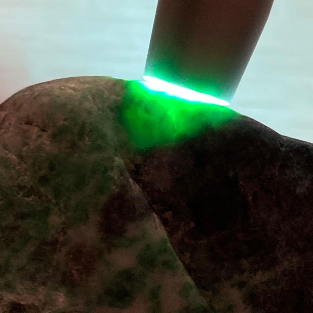 【専用品】糸魚川翡翠　黒×ミントグリーン　原石　105.7ｇ