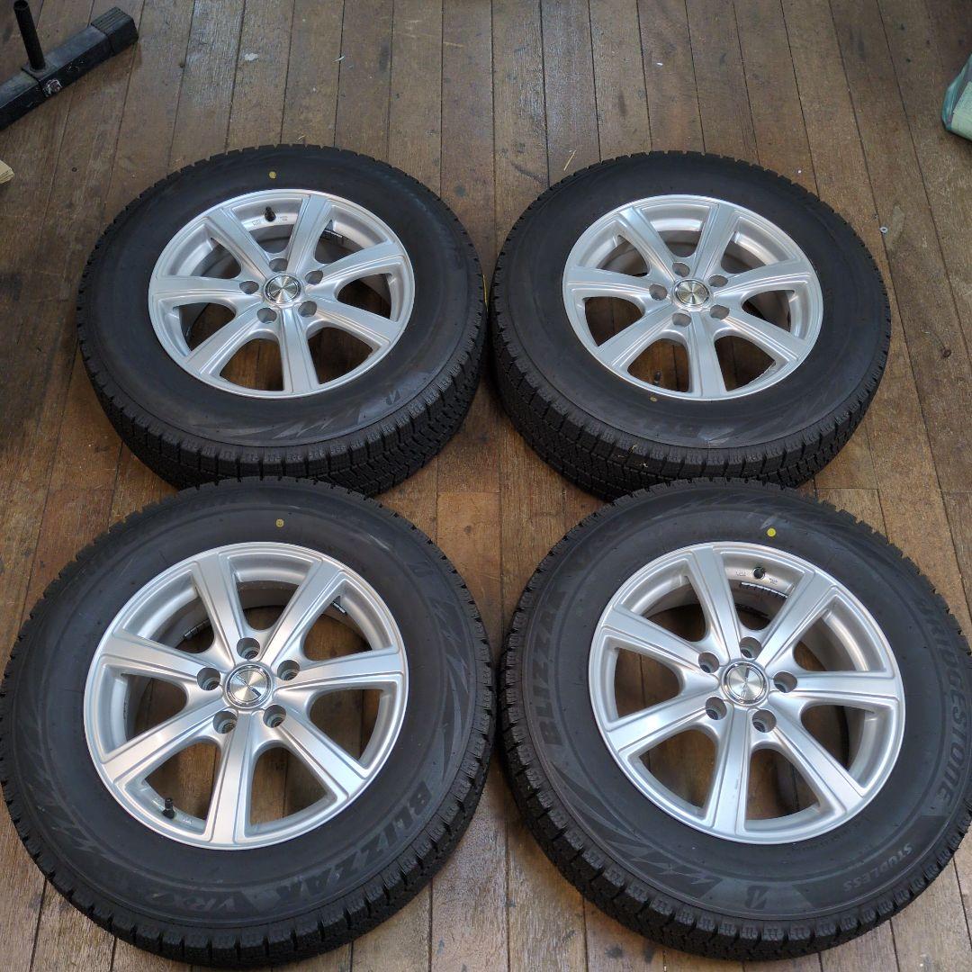 ジ*ム様 手渡可　美品　2022年　9分〜　BSスタッドレス　VRX2　215/