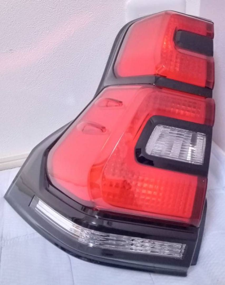プラド150系後期純正テールランプ（左側のみ）
