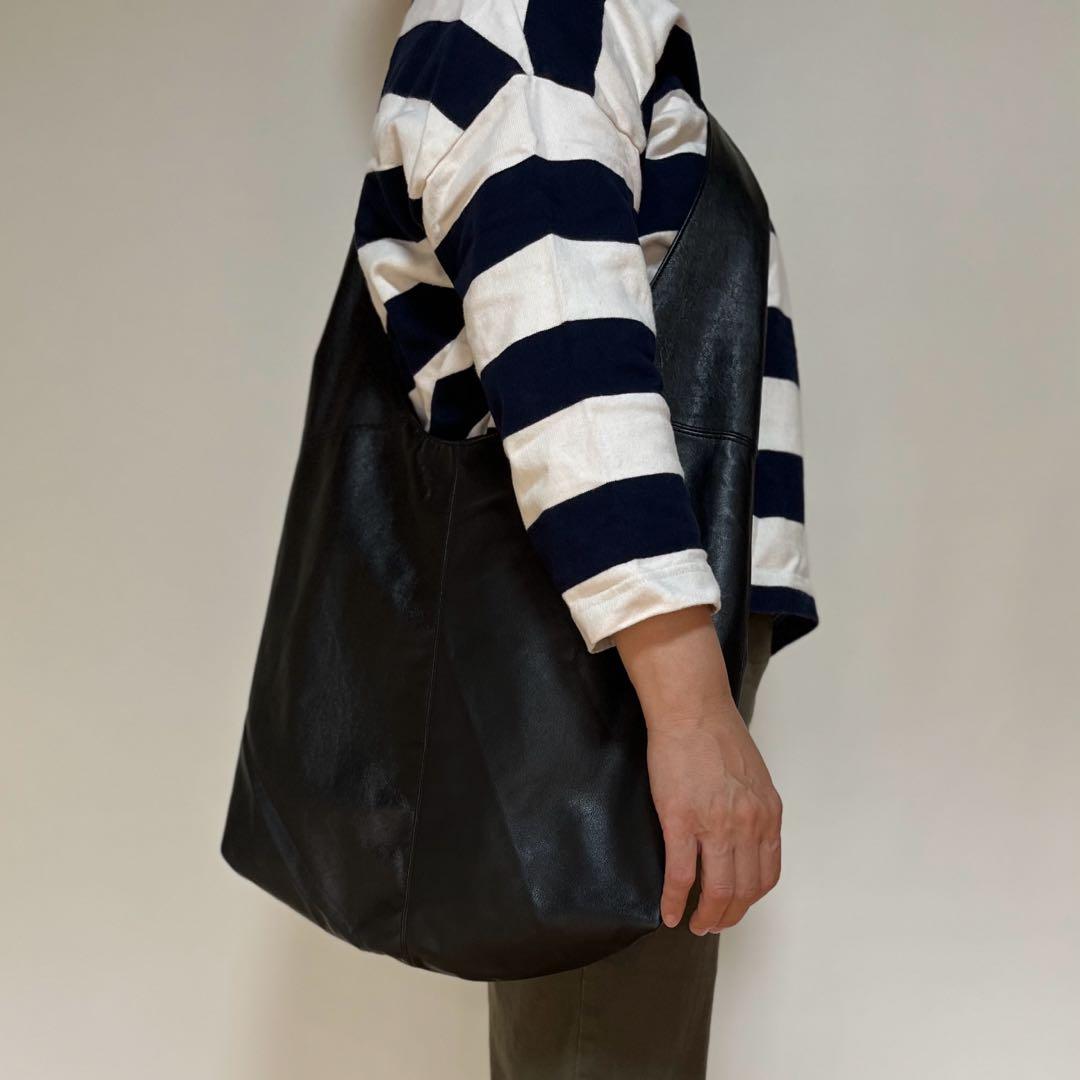 シンプルな本革ショルダーバッグＬ