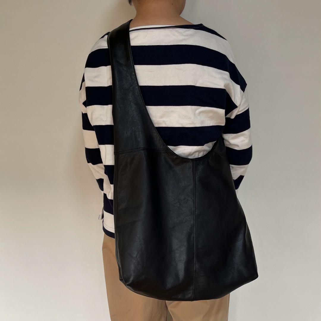 シンプルな本革ショルダーバッグＬ