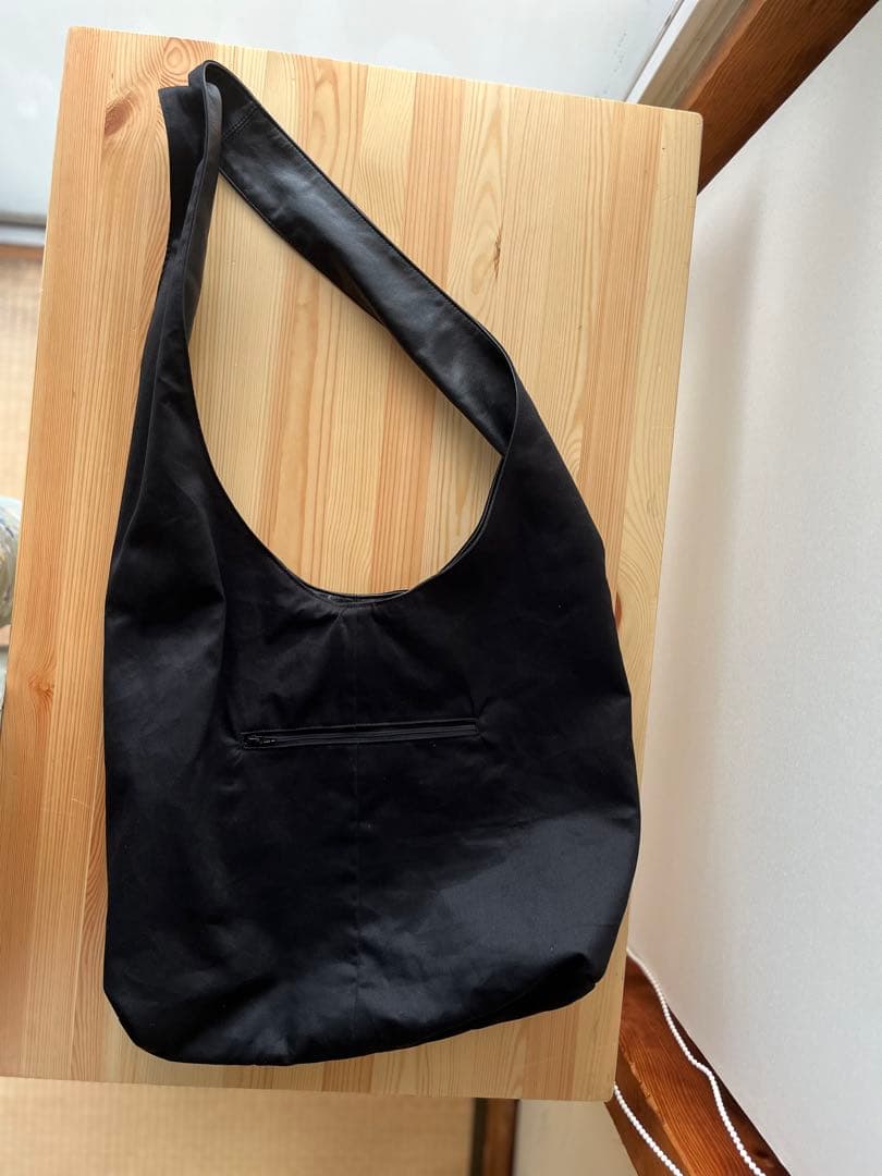 シンプルな本革ショルダーバッグＬ