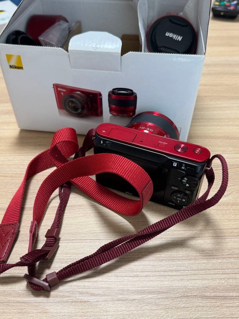 Nikon 1 J1 レッド デジタルカメラ 10-30mmレンズ付き
