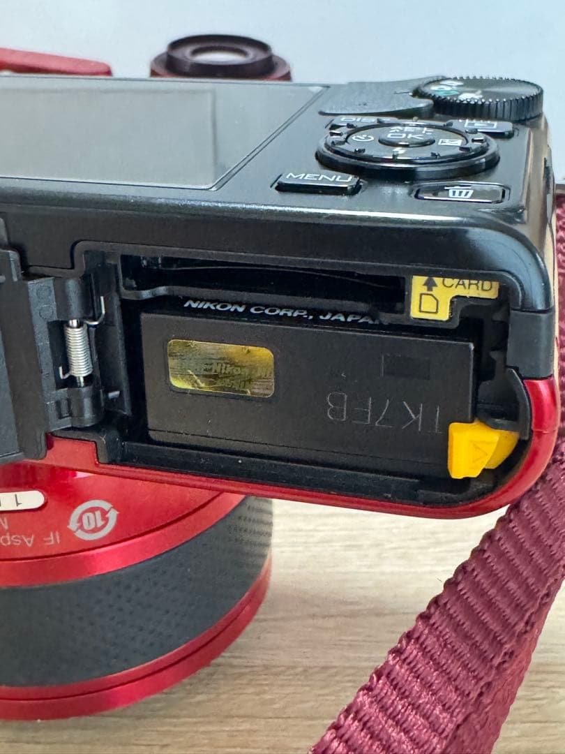 Nikon 1 J1 レッド デジタルカメラ 10-30mmレンズ付き