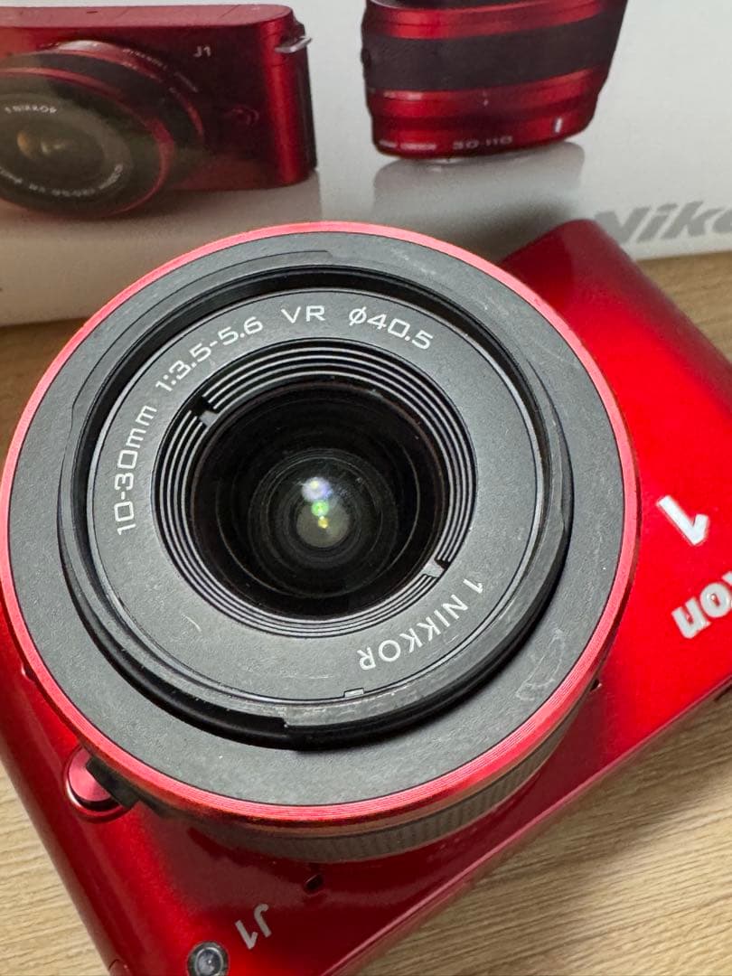 Nikon 1 J1 レッド デジタルカメラ 10-30mmレンズ付き
