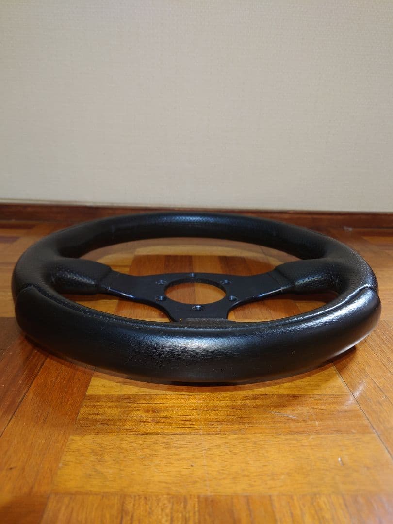 momo ステアリング 30パイ