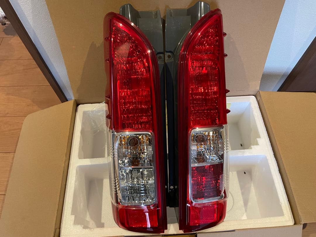 HIACE純正テールランプ（寒冷地仕様）