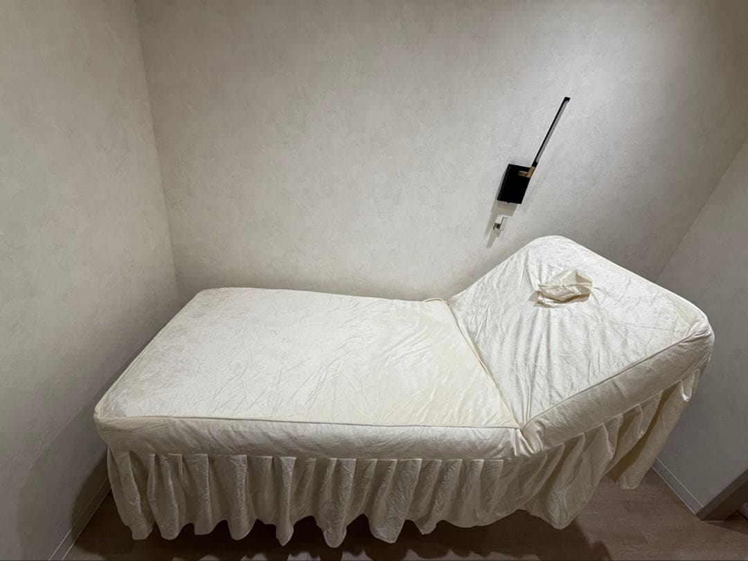 ホワイト マッサージテーブル 調整可能