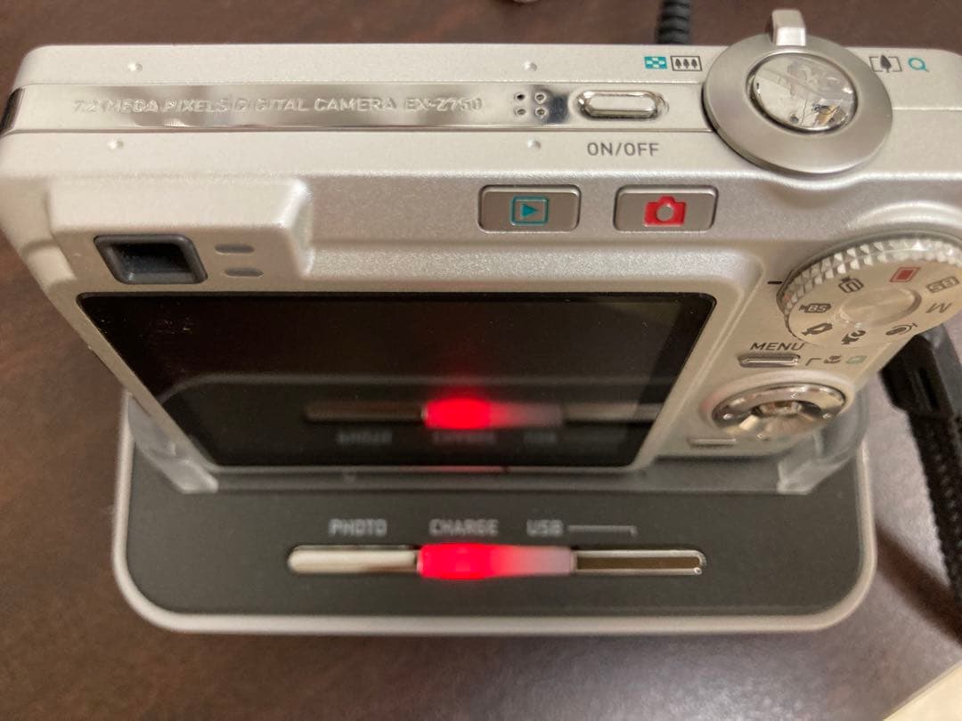 CASIO EXILIM EX-Z750 コンパクトデジタルカメラ　コンデジ