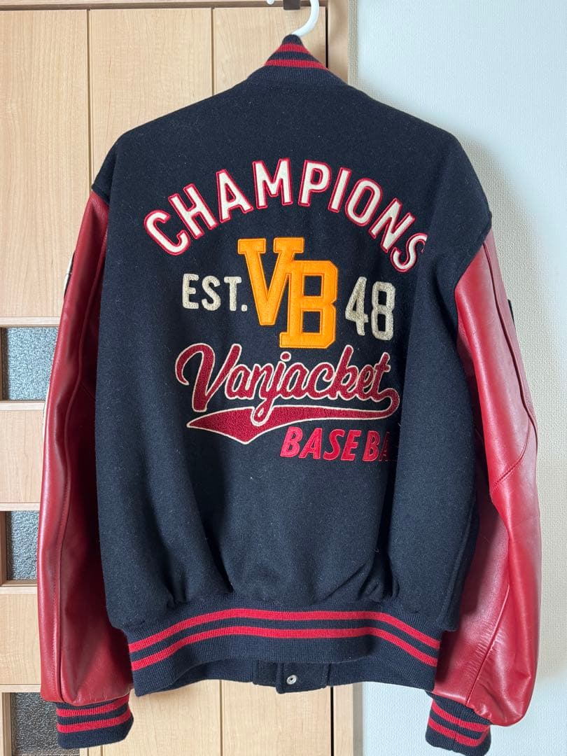 刺繍パッチ付き黒赤スタジャン