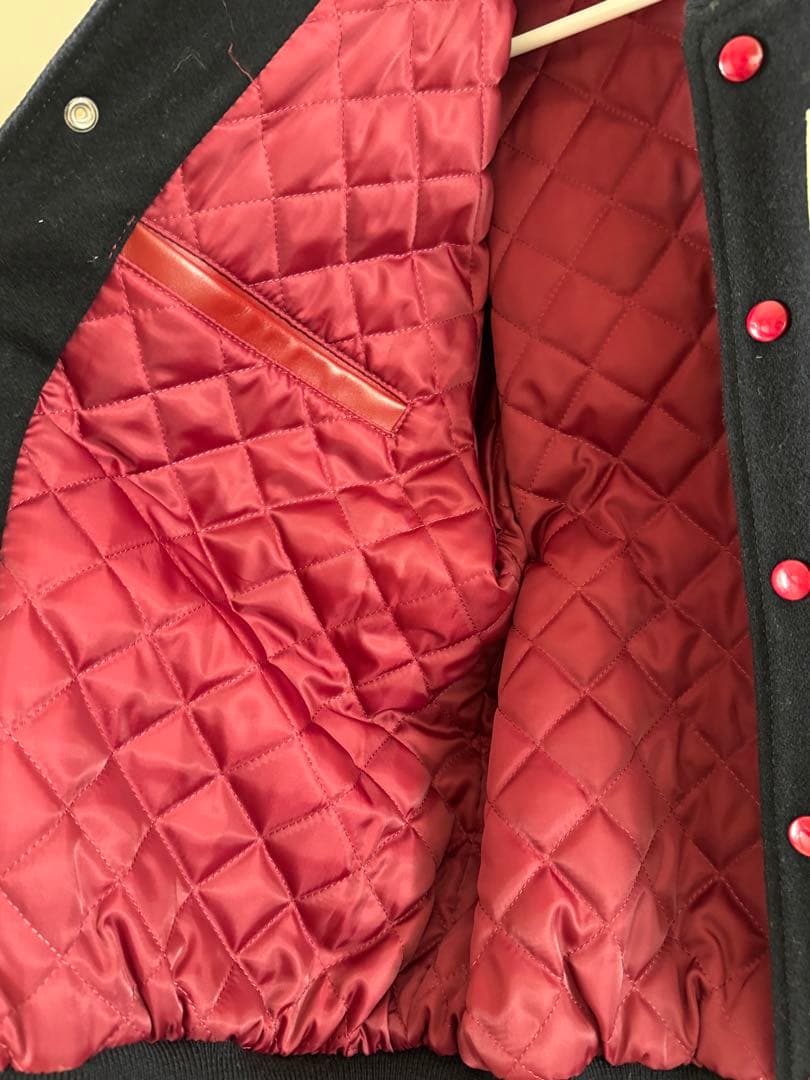 刺繍パッチ付き黒赤スタジャン