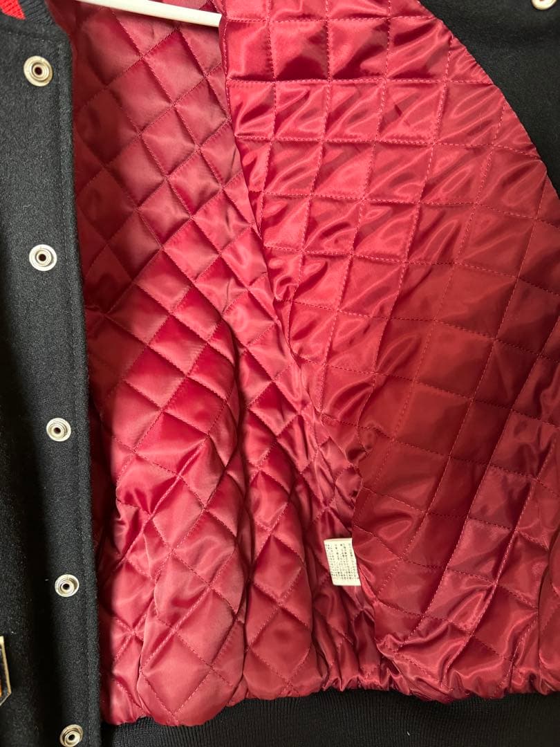 刺繍パッチ付き黒赤スタジャン