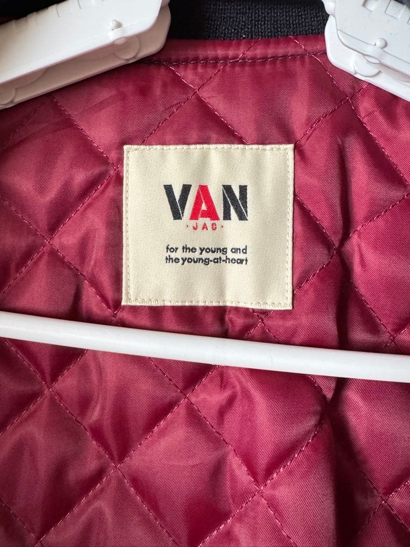 刺繍パッチ付き黒赤スタジャン