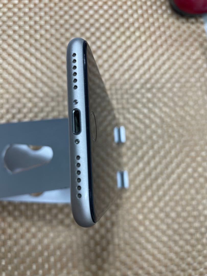 iPhone SE 第3世代 64 GBスターライトSIMフリー【5073】