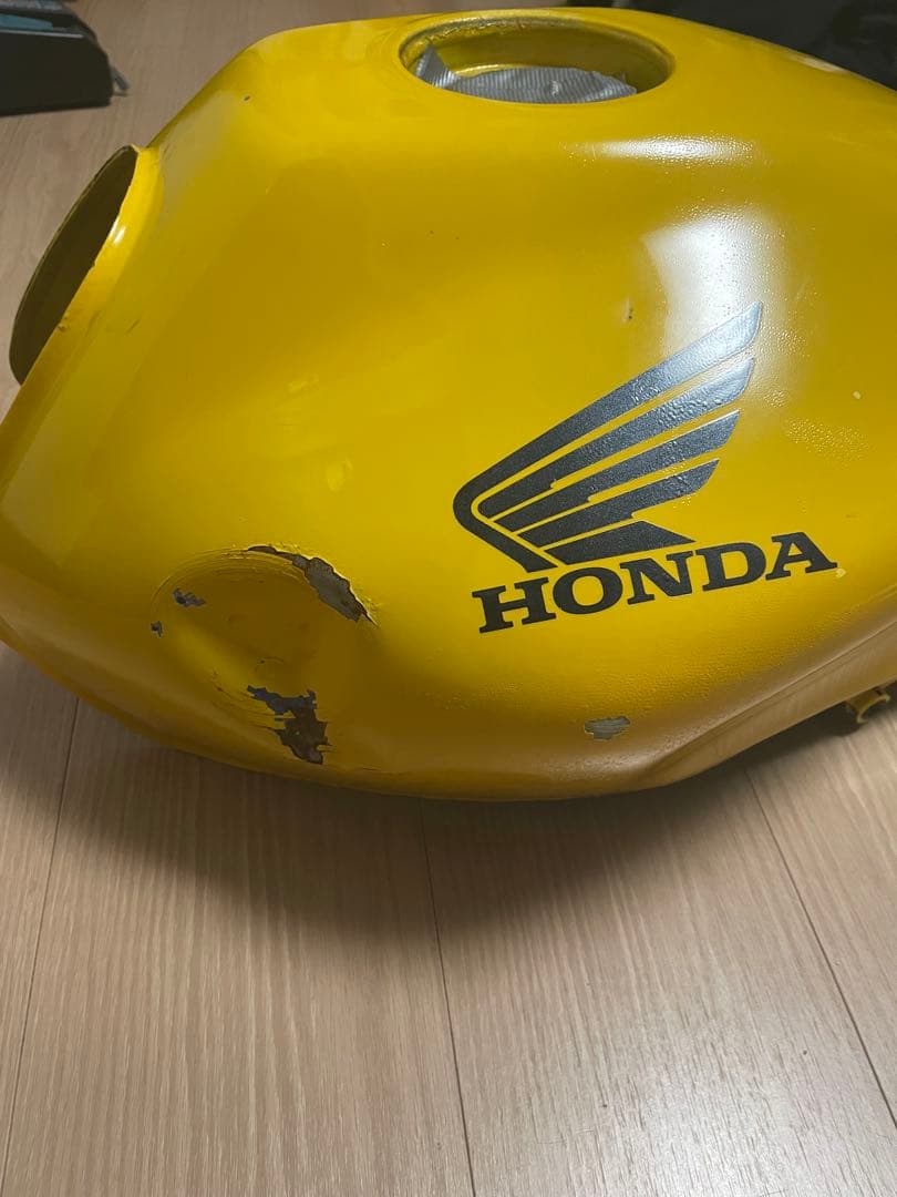 ホーネット250 イエロー タンク 凹み傷あり