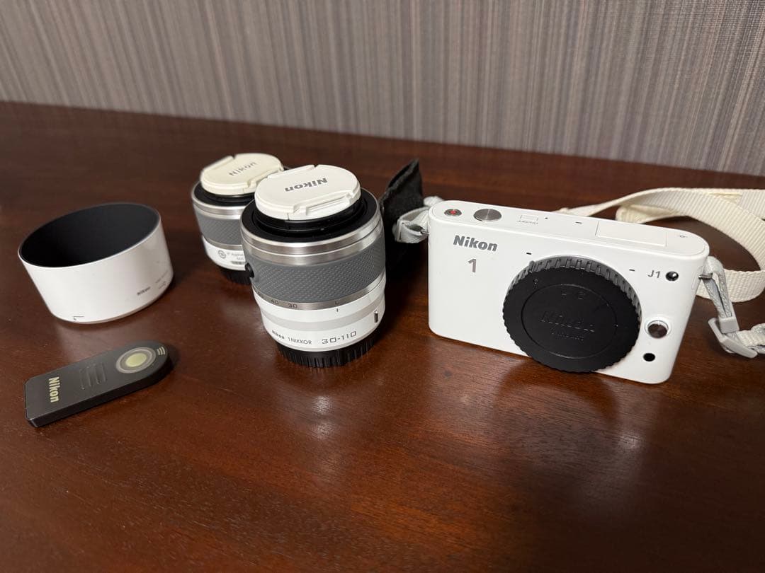 Nikon 1 J1 ホワイトレンズ付　バッテリー、充電器なし動作未確認