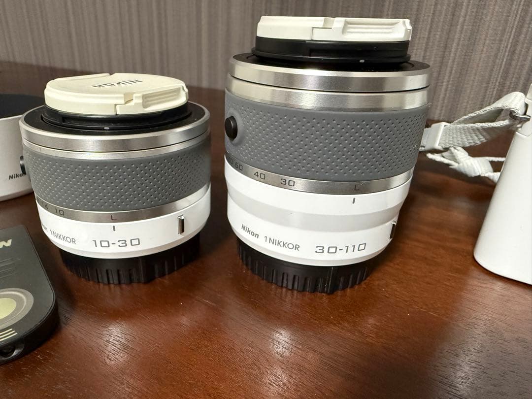 Nikon 1 J1 ホワイトレンズ付　バッテリー、充電器なし動作未確認