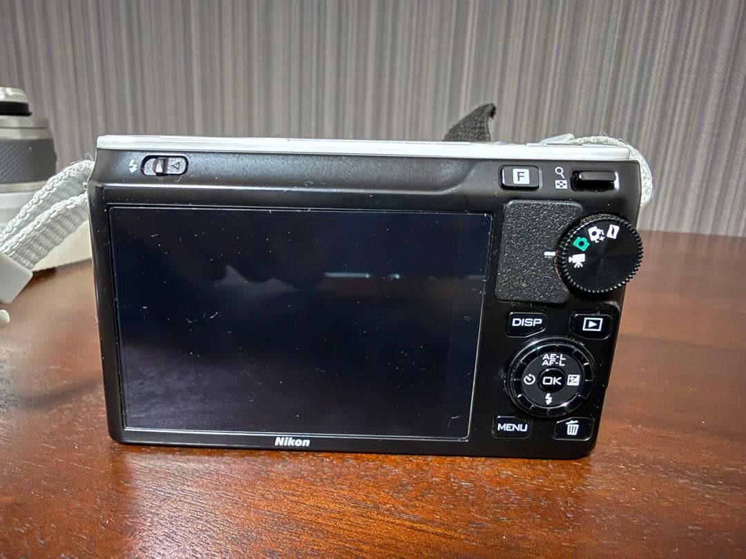 Nikon 1 J1 ホワイトレンズ付　バッテリー、充電器なし動作未確認