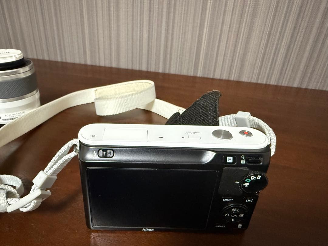 Nikon 1 J1 ホワイトレンズ付　バッテリー、充電器なし動作未確認