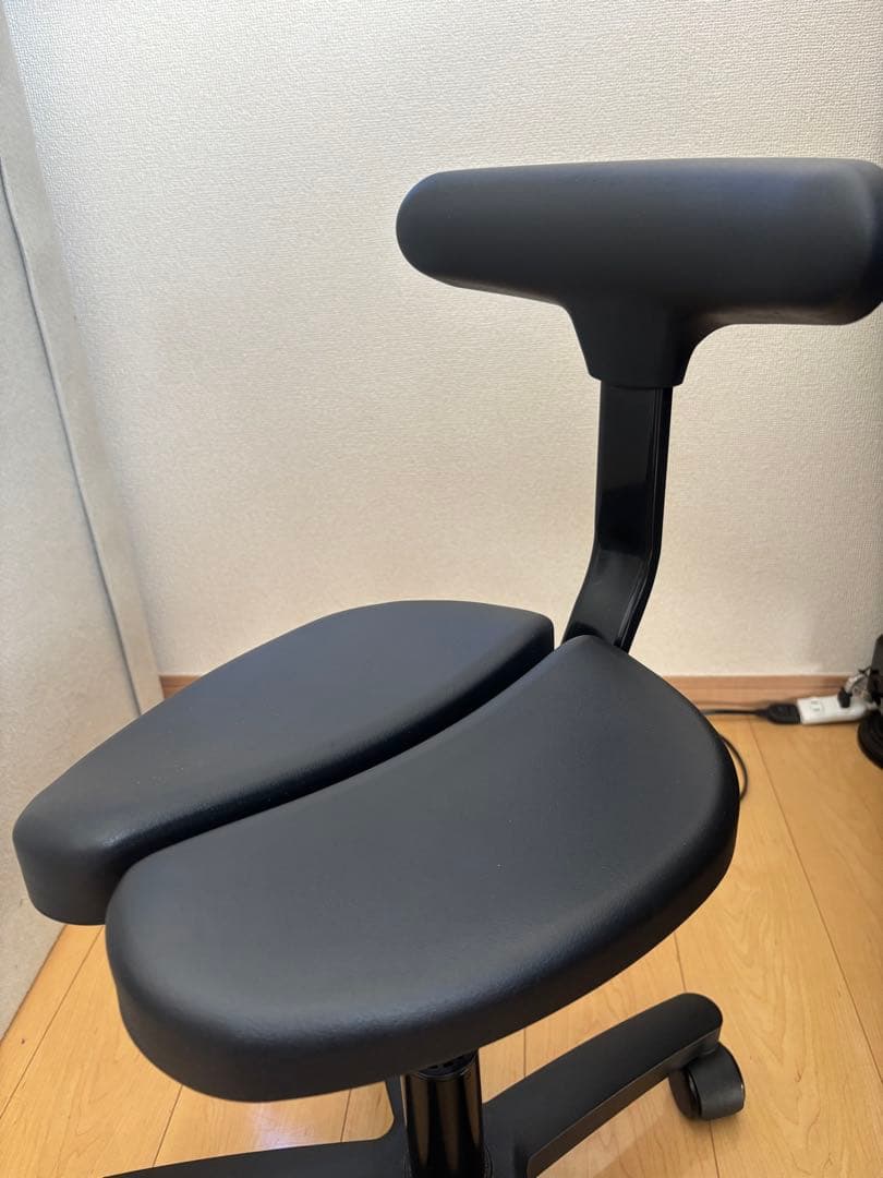 アーユルチェア骨盤矯正　キャスター付き　ブラック