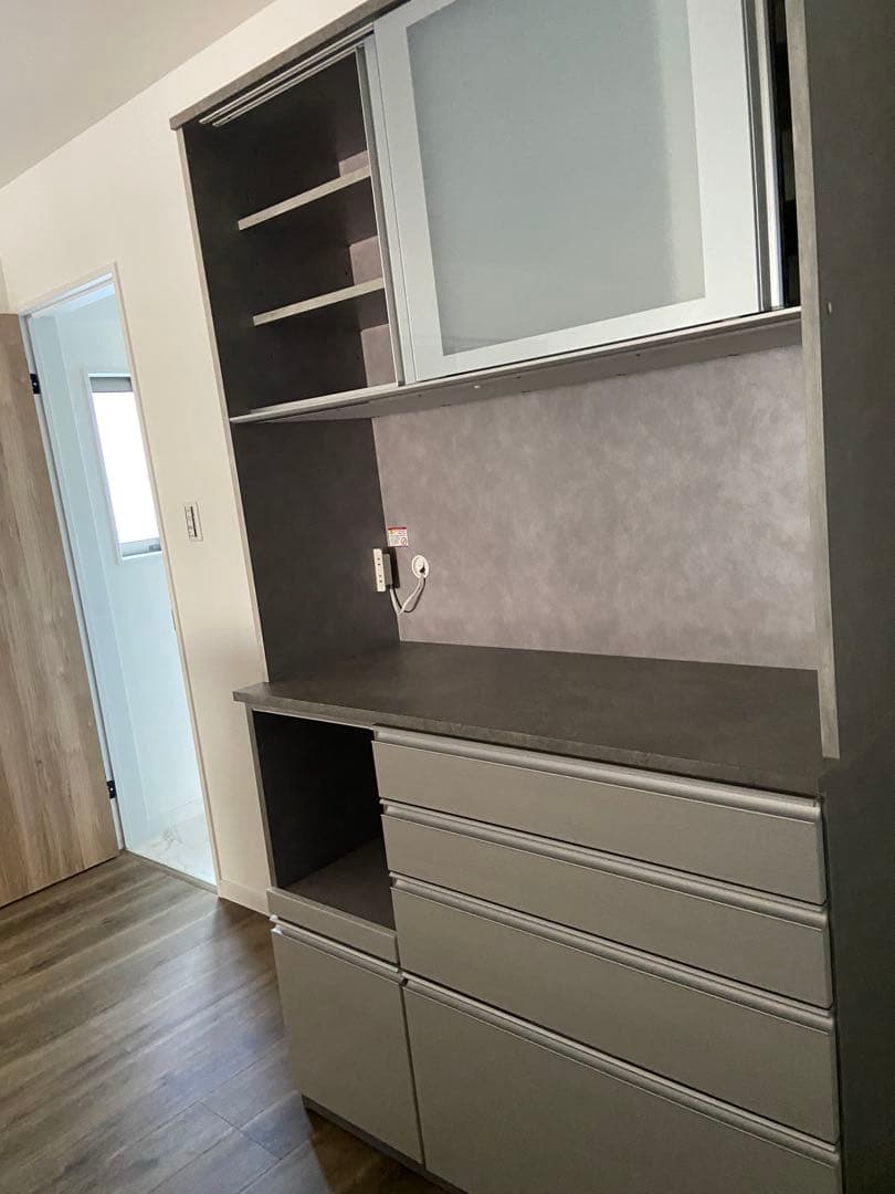 グレーの食器棚 4引き出し 3棚、カップボード、キッチン収納