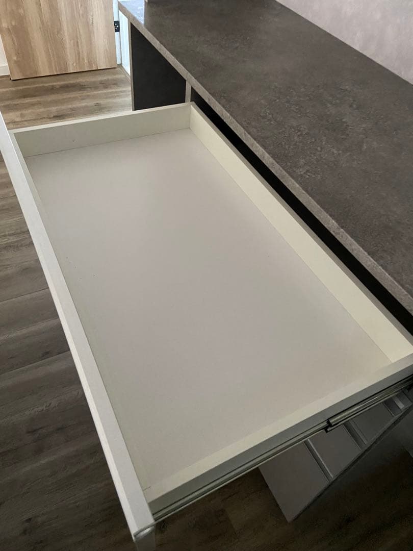 グレーの食器棚 4引き出し 3棚、カップボード、キッチン収納