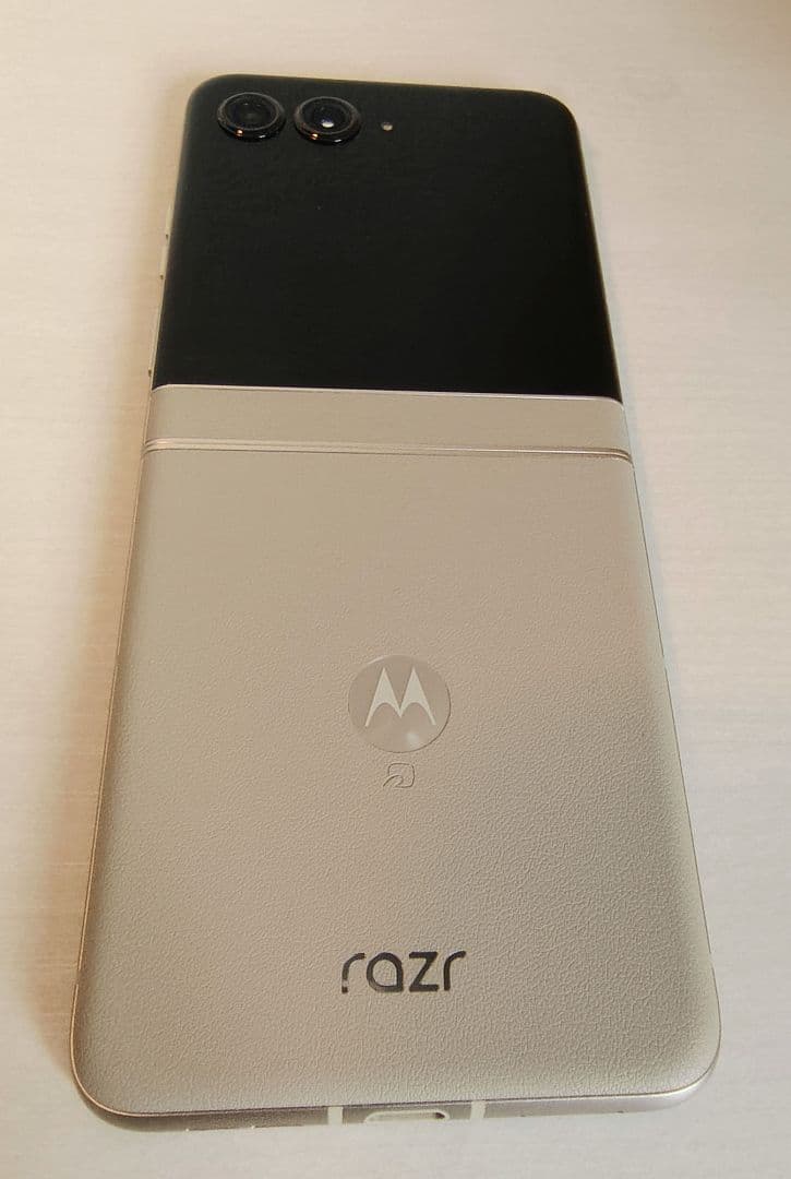 箱有 MOTOROLA razr 50s サンドクリーム